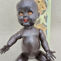 dukke-roede-laeber-moerkhudet-retro-plastidukke-gammelt-legetoej